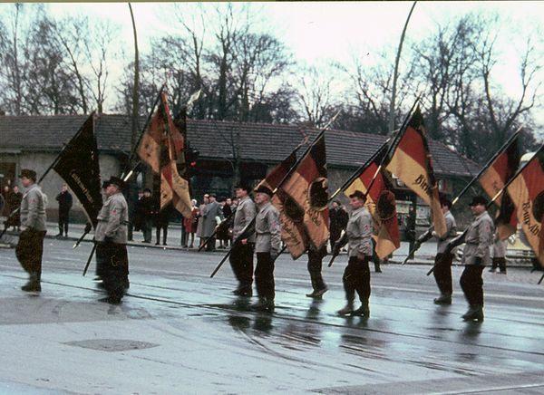 Bild eines Aufmarsches des Berliner Freiheitsbundes auf der Müller-/Ecke Seestraße, 1950er Jahre.