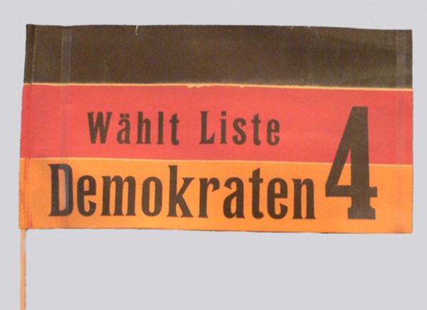Bild eines Papierfähnchen aus dem Wahlkampf der DDP bei der Wahl zur Berliner Stadtverordnetenversammlung 1929.