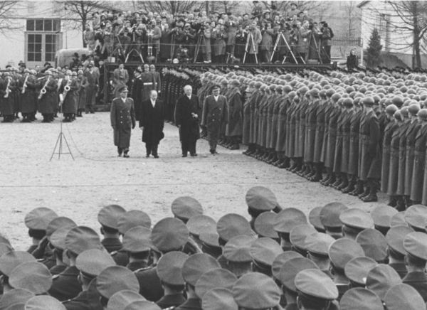 Bundesarchiv, Bild 146-2004-0092 / Wolf, Helmut J. / CC-BY-SA 3.0 Bild von Bundeskanzler Adenauer, der die Soldaten der neugegründeten Bundeswehr in Andernach 1956 besucht.