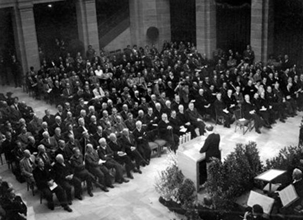 Foto: BpB Foto vom Festakt der Eröffnung des Parlamentarischen Rates, für den der Lichthof des Museums Koenig in Bonn umgestaltet wurde (Foto: BpB).
