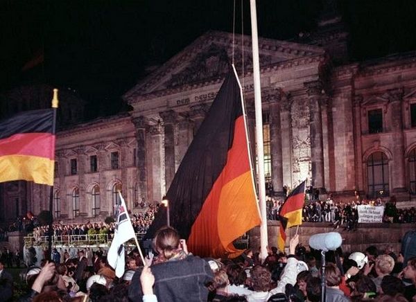 Bundesarchiv, Bild 183-1990-1003-400 / Grimm, Peer / CC-BY-SA 3.0 Bild des Brandenburger Tores mit Quadriga in Berlin, Wahrzeichen des wiedervereinigten Deutschlands.