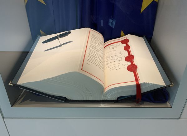 CC BY 2.0 de Bild des Vertrags von Maastricht (Schriftform).