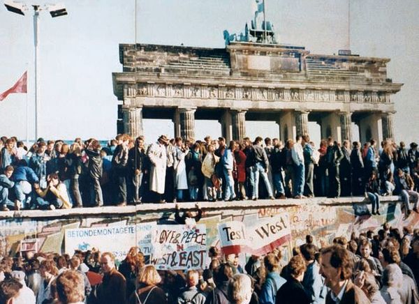 Lear 21 at English Wikipedia Bild vom 10. November 1989: Von der Nacht des 9. bis zum Morgen des 11. Novembers hielt eine feiernde Menschenmenge die Mauer am Brandenburger Tor besetzt.