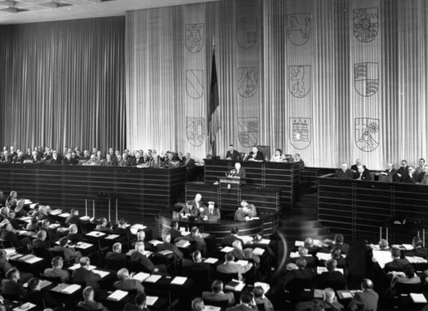Bundesarchiv, B 145 Bild-F091457-0002 / Munker, Georg / CC-BY-SA 3.0 Bild einer Sitzung des 1. Deutschen Bundestages. Blick in den Bonner Bundestagssaal und auf die Ministerempore.