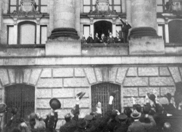Bild von Philipp Scheidemann, der am 9. November 1918 vom Reichstagsgebäude die Republik ausruft. Die Echtheit der Aufnahme ist umstritten.